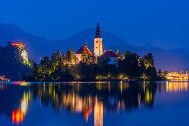 Maria Kilisesi 'nin ve Slovenya' daki Kanlı Kale 'nin Gece Görüşü