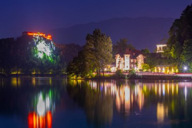 Maria Kilisesi 'nin ve Slovenya' daki Kanlı Kale 'nin Gece Görüşü
