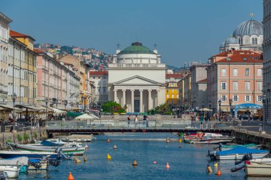 İtalyan kenti Trieste 'deki Kanal Grande' nin sonundaki Sant 'Antonio Nuovo Kilisesi.
