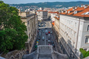 İtalyan kasabası Trieste 'deki Carlo Goldoni Meydanı' nın havadan görünüşü