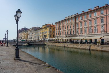 İtalyan kenti Trieste 'deki Canal Grande' deki restoranlar.