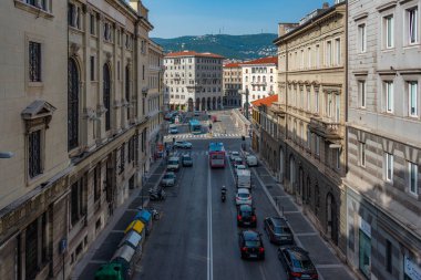 İtalyan kasabası Trieste 'deki Carlo Goldoni Meydanı' nın havadan görünüşü