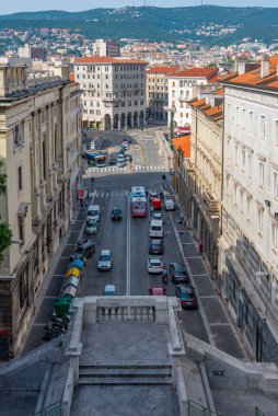 İtalyan kasabası Trieste 'deki Carlo Goldoni Meydanı' nın havadan görünüşü