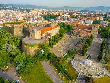 İtalyan şehri Trieste 'de Castello di San Giusto ve Cattedrale di San Giusto Martire' nin hava manzarası
