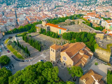 İtalyan şehri Trieste 'de Castello di San Giusto ve Cattedrale di San Giusto Martire' nin hava manzarası