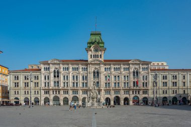 İtalyan kasabası Trieste 'deki Piazza della Unita d' Italia 'da belediye binası.