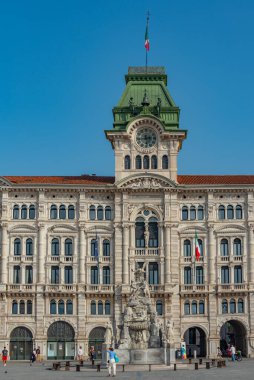 İtalyan kasabası Trieste 'deki Piazza della Unita d' Italia 'da belediye binası.
