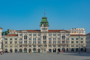 İtalyan kasabası Trieste 'deki Piazza della Unita d' Italia 'da belediye binası.