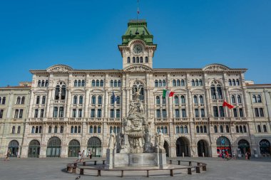 İtalyan kenti Trieste 'deki Piazza della Unita d' Italia 'daki dört kıtanın çeşmesi.