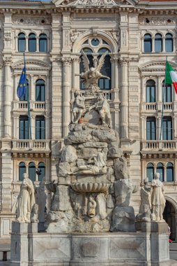 İtalyan kenti Trieste 'deki Piazza della Unita d' Italia 'daki dört kıtanın çeşmesi.