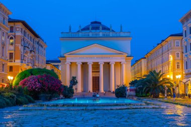 İtalyan kenti Trieste 'deki Sant' Antonio Nuovo Kilisesi 'nin gece manzarası