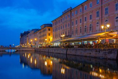 İtalyan kenti Trieste 'deki Canal Grande' deki restoranların gece manzarası