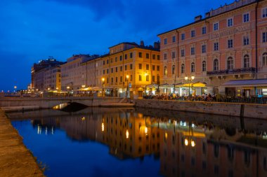 İtalyan kenti Trieste 'deki Kanal Grande' de gece görüşü