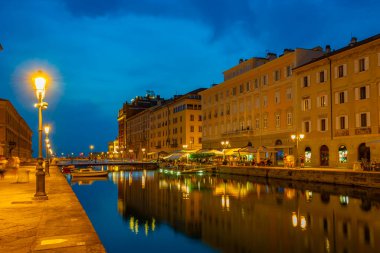 İtalyan kenti Trieste 'deki Kanal Grande' de gece görüşü