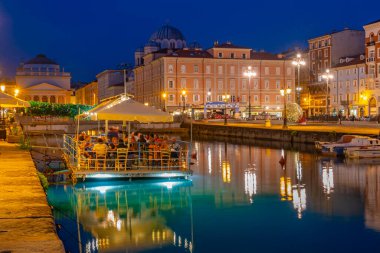 İtalyan kenti Trieste 'deki Kanal Grande' nin sonundaki Sant 'Antonio Nuovo Kilisesi' nin gece manzarası