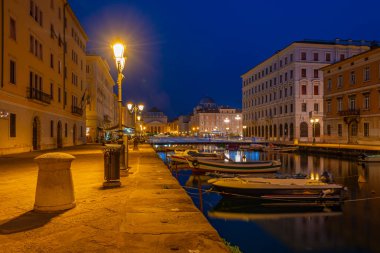 İtalyan kenti Trieste 'deki Kanal Grande' nin sonundaki Sant 'Antonio Nuovo Kilisesi' nin gece manzarası