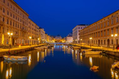 İtalyan kenti Trieste 'deki Kanal Grande' nin sonundaki Sant 'Antonio Nuovo Kilisesi' nin gece manzarası