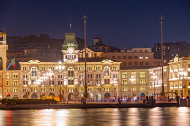 İtalyan kenti Trieste 'de Piazza della Unita d' Italia 'nın gece panoraması