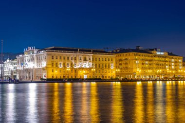 İtalyan kasabası Trieste 'deki Savoia Excelsior Palace' ın gece manzarası