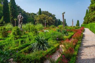 İtalya, Trieste 'deki Miramare sarayının bahçeleri.