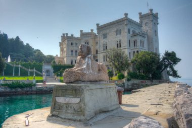İtalyan kasabası Trieste 'deki Castel di Miramare' de Sphinx heykeli