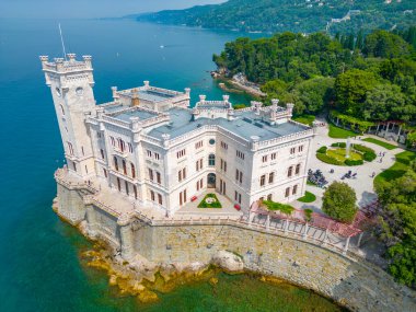 İtalyan kasabası Trieste 'deki Castello di Miramare' nin hava manzarası.