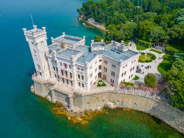 İtalyan kasabası Trieste 'deki Castello di Miramare' nin hava manzarası.