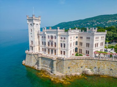 İtalyan kasabası Trieste 'deki Castello di Miramare' nin hava manzarası.