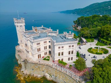 İtalyan kasabası Trieste 'deki Castello di Miramare' nin hava manzarası.