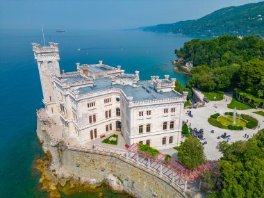 İtalyan kasabası Trieste 'deki Castello di Miramare' nin hava manzarası.