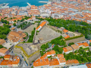 İtalyan şehri Trieste 'de Castello di San Giusto ve Cattedrale di San Giusto Martire' nin hava manzarası