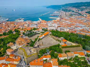 İtalyan şehri Trieste 'de Castello di San Giusto ve Cattedrale di San Giusto Martire' nin hava manzarası