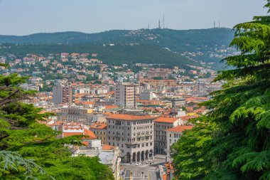 İtalyan kasabası Trieste 'deki Carlo Goldoni Meydanı' nın havadan görünüşü