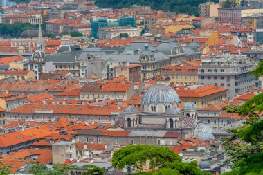 İtalyan kasabası Trieste 'deki evlerin çatıları.