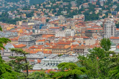 İtalyan kasabası Trieste 'deki evlerin çatıları.