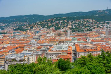 İtalyan kasabası Trieste 'deki evlerin çatıları.