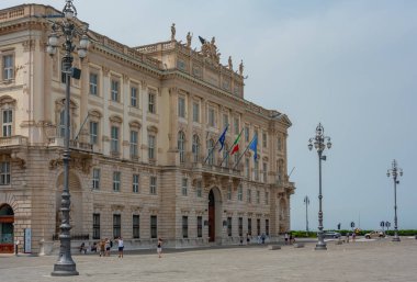 İtalyan kasabası Trieste 'deki Piazza della Unita d' Italia 'daki sarayda.