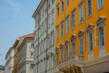 İtalyan kenti Trieste 'deki tarihi evlerin cepheleri