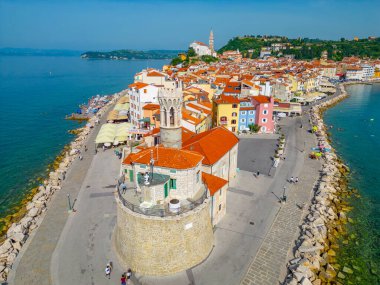 Slovenya 'nın Piran kasabasındaki deniz feneri