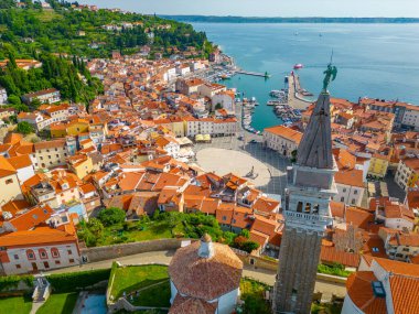 Slovenya 'nın Piran katedrali ve şehir merkezinin havadan görünüşü