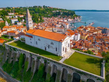 Slovenya 'nın Piran katedrali ve şehir merkezinin havadan görünüşü