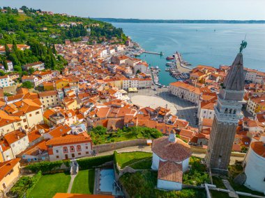 Slovenya 'nın Piran katedrali ve şehir merkezinin havadan görünüşü