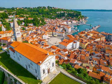 Slovenya 'nın Piran katedrali ve şehir merkezinin havadan görünüşü