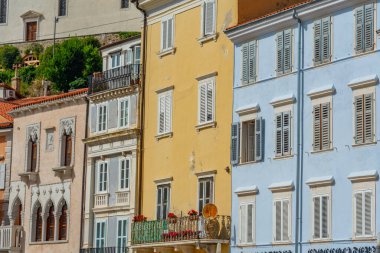 Slovenya 'nın Piran kentindeki Tartini Meydanı' nda renkli cepheler