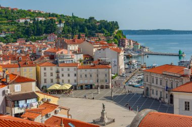 Slovenya 'nın Piran kentindeki Plaza Tartini' nin hava manzarası