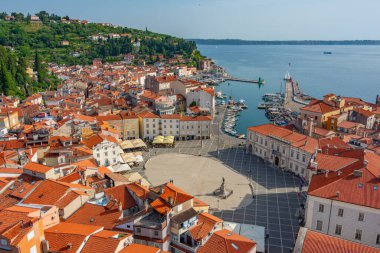 Slovenya 'nın Piran kentindeki Plaza Tartini' nin hava manzarası