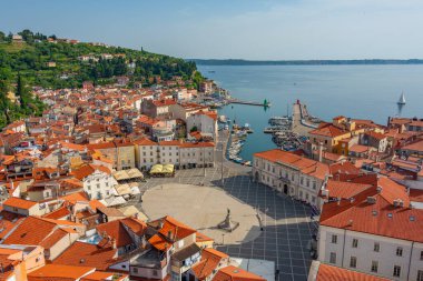 Slovenya 'nın Piran kentindeki Plaza Tartini' nin hava manzarası