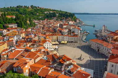 Slovenya 'nın Piran kentindeki Plaza Tartini' nin hava manzarası