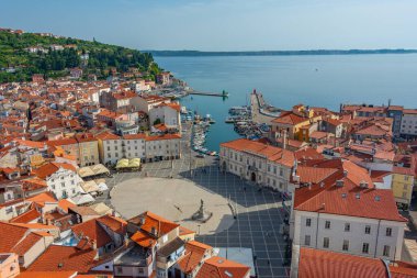 Slovenya 'nın Piran kentindeki Plaza Tartini' nin hava manzarası