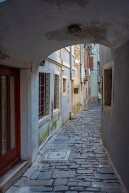 Slovenya 'nın Piran kasabasının merkezinde renkli bir cadde